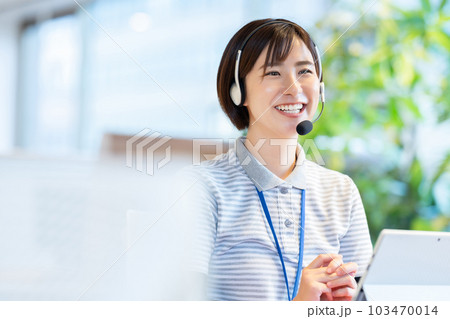 働く女性介護士 リモート介護 IT化 撮影協力:WEEK芝大門(サンフロンティア不動産) 働く女性介護士 リモート介護 IT化 撮影協力:WEEK芝大門(サンフロンティア不動産) 103470014