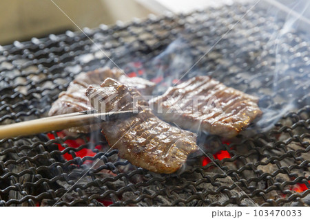 牛タンを焼く 牛タンを焼く 103470033