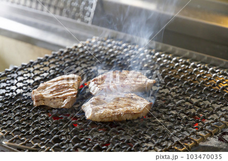 牛タンを焼く 牛タンを焼く 103470035