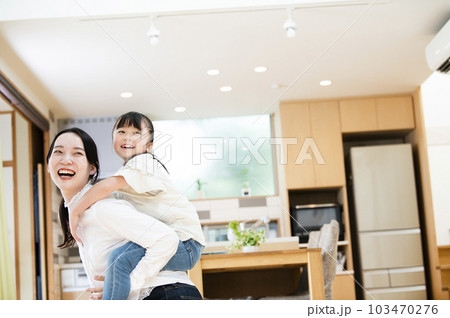 母親に甘える女の子 母親に甘える女の子 103470276