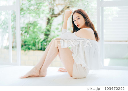 若い女性のスキンケア、脱毛、ダイエットイメージ 若い女性のスキンケア、脱毛、ダイエットイメージ 103470292