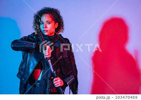 刀を抜く外国人女性のポートレート 103470469