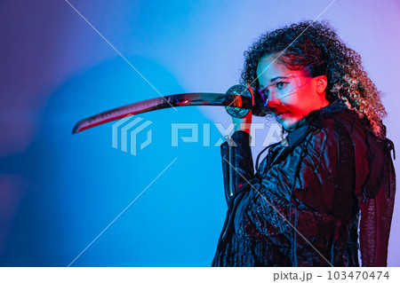 刀を抜く外国人女性のポートレート 103470474