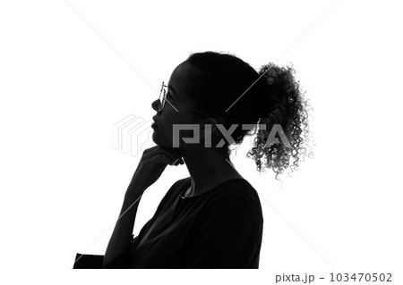 考える外国人女性の横顔シルエット 103470502