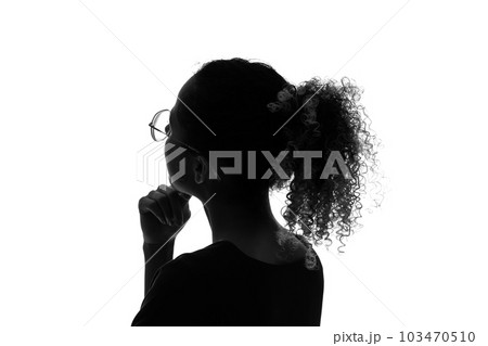 考える外国人女性の横顔シルエット 考える外国人女性の横顔シルエット 103470510