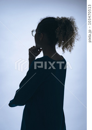 考える外国人女性の横顔シルエット 考える外国人女性の横顔シルエット 103470513