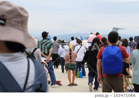航空自衛隊美保基地の航空祭に集まった人々と機体(C2輸送機・T4練習機) 航空自衛隊美保基地の航空祭に集まった人々と機体(C2輸送機・T4練習機) 103471066