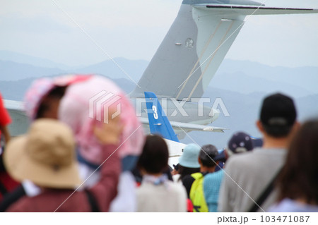 航空自衛隊美保基地の航空祭に集まった人々と機体(C2輸送機・T4練習機) 航空自衛隊美保基地の航空祭に集まった人々と機体(C2輸送機・T4練習機) 103471087