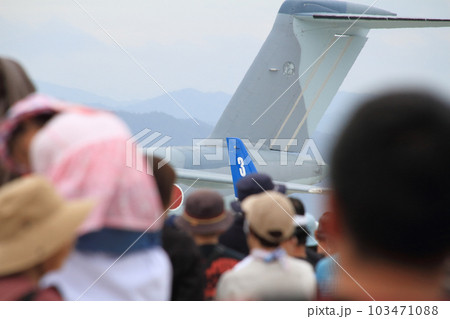航空自衛隊美保基地の航空祭に集まった人々と機体(C2輸送機・T4練習機) 航空自衛隊美保基地の航空祭に集まった人々と機体(C2輸送機・T4練習機) 103471088