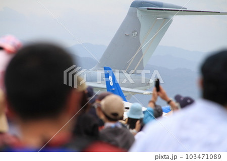 航空自衛隊美保基地の航空祭に集まった人々と機体(C2輸送機・T4練習機) 航空自衛隊美保基地の航空祭に集まった人々と機体(C2輸送機・T4練習機) 103471089