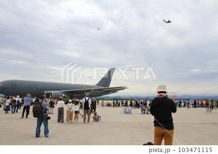 航空自衛隊美保基地の航空祭に集まった人々と機体（空中給油・輸送機ボーイングKC-767・C2輸送機） 103471115