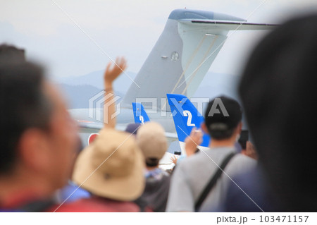 航空自衛隊美保基地の航空祭に集まった人々と機体(C2輸送機・T4練習機) 航空自衛隊美保基地の航空祭に集まった人々と機体(C2輸送機・T4練習機) 103471157