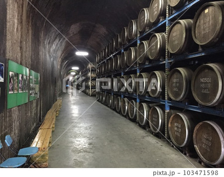トンネルの中の酒蔵 103471598