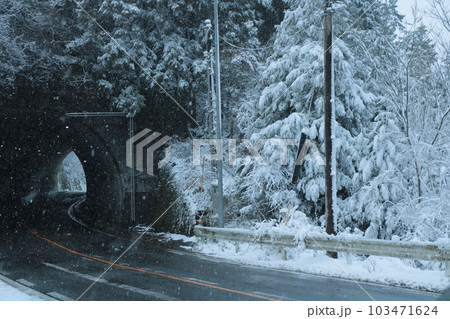 雪景色とトンネル 103471624
