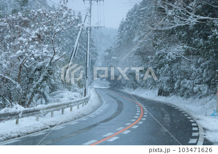 雪景色になった道路 103471626