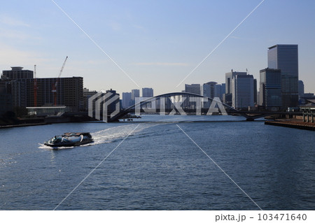 隅田川を遡上する観光船と湾岸エリアの風景 103471640