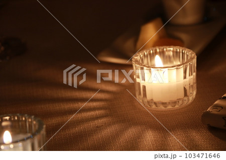 幻想的な光を放つキャンドル 103471646
