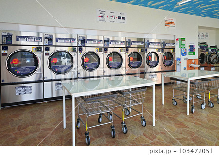 ドラム式洗濯機が並ぶコインランドリー 103472051