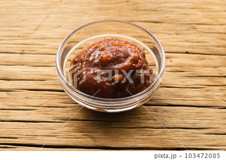 小皿に盛った豆板醤（ナチュラルテイスト） 103472085