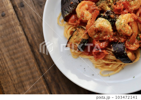 ゴロゴロ具材のエビと夏野菜のスパイシートマトソースパスタ 103472141