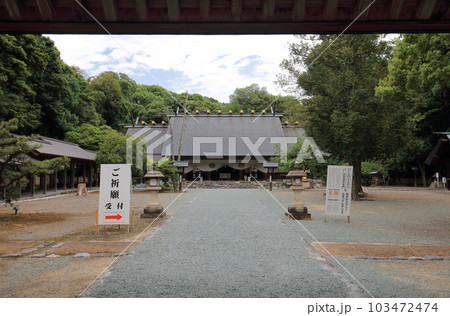 伊曾乃神社の神門からのぞむ拝殿 伊曾乃神社の神門からのぞむ拝殿 103472474