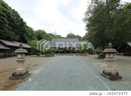 伊曾乃神社の境内、拝殿を正面に見る 伊曾乃神社の境内、拝殿を正面に見る 103472475