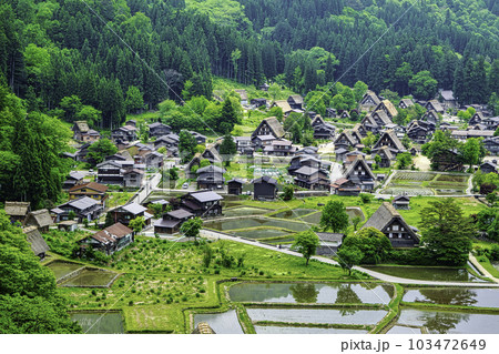 岐阜県　白川郷合掌造り集落　城跡展望台からの風景　世界遺産 103472649