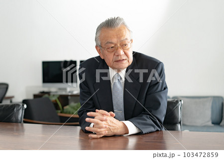 ビジネス シニア 男性 悩む ビジネス シニア 男性 悩む 103472859