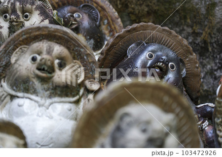 狸谷山不動院　信楽焼の狸の置物（京都市左京区一乗寺） 103472926