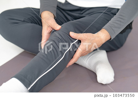シニア男性　膝関節症 103473550