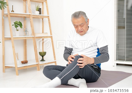 シニア男性　膝関節症 103473556