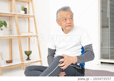 シニア男性　膝関節症 103473557
