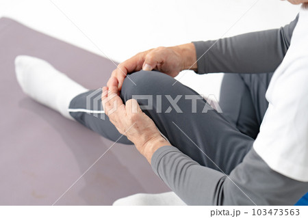 シニア男性　膝関節症 103473563