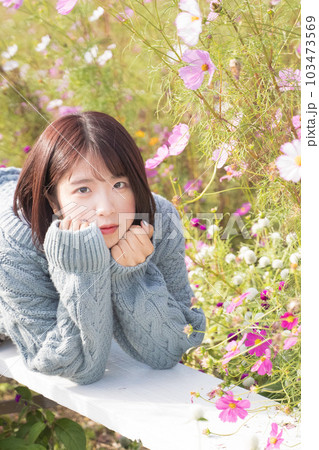 コスモス畑でポーズをとる女性 103473569