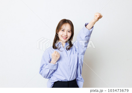 ポーズをとる女性 103473679