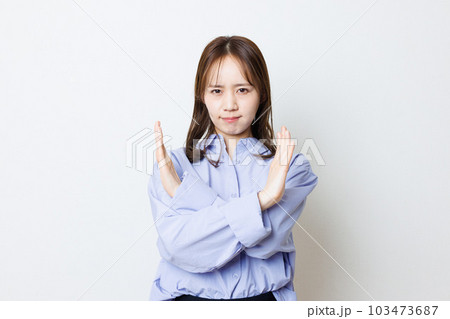 ポーズをとる女性 ポーズをとる女性 103473687