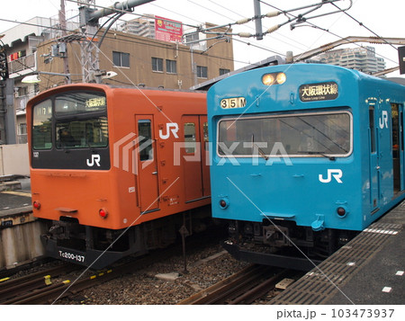 201系オレンジと103系青い大阪環状線　 103473937