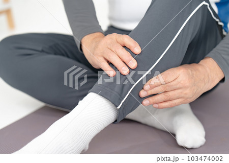 伸ばす 筋肉痛 シニア 足元 伸ばす 筋肉痛 シニア 足元 103474002