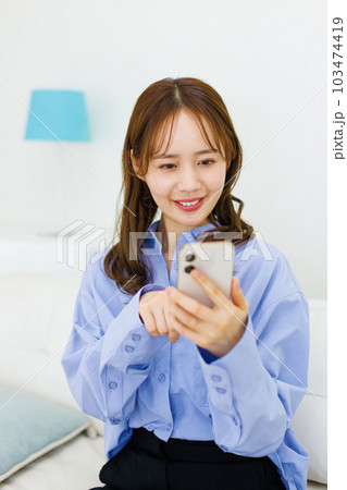 テレワークする女性 テレワークする女性 103474419