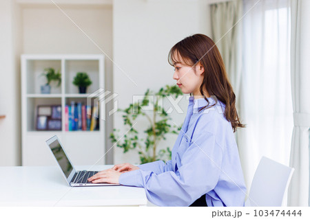 テレワークする女性 テレワークする女性 103474444