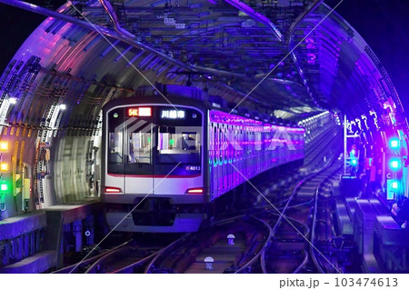 青く光る　トンネル内を走る東急5050系4000番台　新横浜駅 103474613