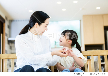 娘に絆創膏を貼る母親 娘に絆創膏を貼る母親 103474633