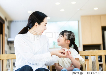 娘に絆創膏を貼る母親 103474636