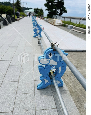 歩道沿いの工事現場に置いてあるイルカガード 103474802