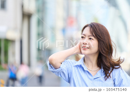 街中にいる女性 103475140