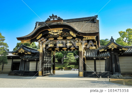 世界遺産　京都　二条城の唐門 103475358