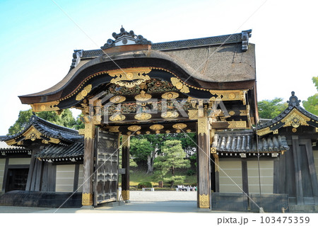 世界遺産　京都　二条城の唐門 103475359