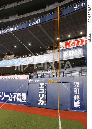 京セラドームのライトポール 103475982