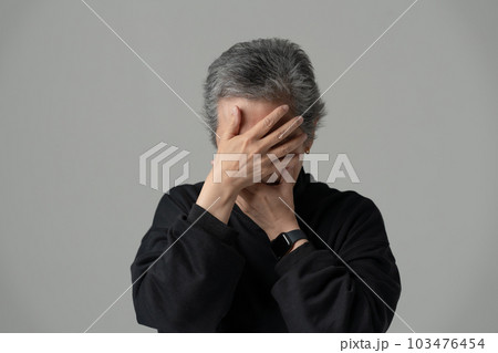 悩むシニア女性 103476454