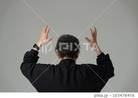 悩むシニア女性 後ろ姿 悩むシニア女性 後ろ姿 103476456